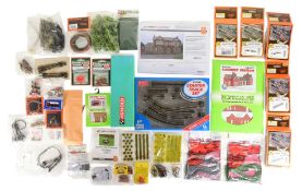 MODEL RAILWAY - COLLECTION OF N GAUGE TRACK & ACCESSORIES