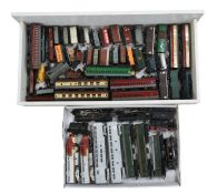 MODEL RAILWAY - COLLECTION OF OO GAUGE LOCOS & ROLLING STOCK