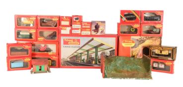 MODEL RAILWAY - COLLECTION OF ROLLING STOCK & TRACKSIDE ACCESSORIES