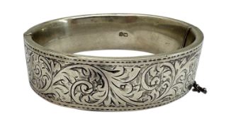 A HALLMARKED SILVER BANGLE
