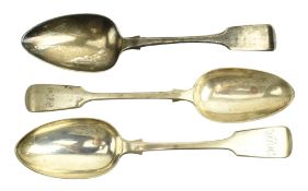 A GEORGE III & TWO VICTORIAN HALLMARKED SILVER SERVING SPOONS