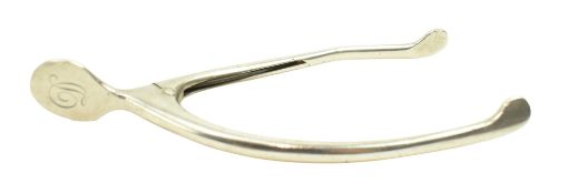 A PAIR OF EDWARD VII HALLMARKED SILVER SUGAR TONGS BY ASPREY