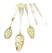 TWO GEORGE III HALLMARKED SILVER BERRY SPOONS & HALLMARKED SILVER FLATWARE