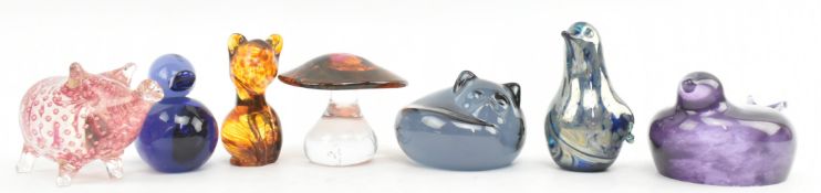 COLLECTION OF SEVEN VINTAGE STUDIO ART GLASS ANIMAL FIGURINES / PAPERWEIGHTS