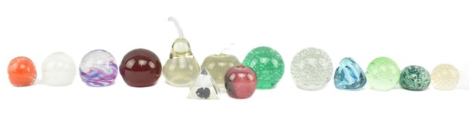 COLLECTION OF FIFTEEN 19TH & 20TH CENTURY HEAVY GLASS PAPERWEIGHTS