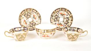 ROYAL CROWN DERBY - IMARI PATTERN TEACUPS & SAUCERS