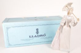 LLADRO - 1985 PORCELAIN FIGURE OF A LADY NUMBER 5324