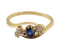 EARLY 20TH CENTURY 18CT GOLD SAPPHIRE & DIAMOND CROSSOVER RING