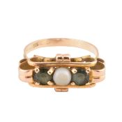 A RETRO GREEN SPINEL & PEARL RIBBON BOW RING