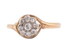 18CT GOLD & DIAMOND CLUSTER RING
