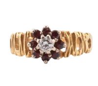 18CT GOLD GARNET & DIAMOND CLUSTER RING