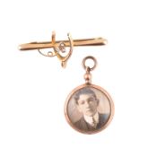 9CT GOLD WISHBONE BROOCH PIN & HALLMARKED 9CT GOLD LOCKET PENDANT