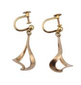 A PAIR GOLD SPIRAL PENDANT EARRINGS
