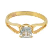 A 9CT GOLD & AQUAMARING RING