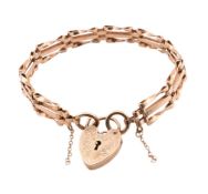 HALLMARKED 9CT GOLD GATE LINK BRACELET WITH ENGRAVED HEART PADLOCK CLASP