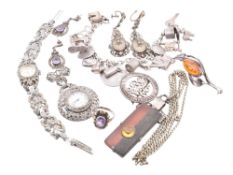 COLLECTION OF SILVER, COSTUME JEWLLERY & WATCHES