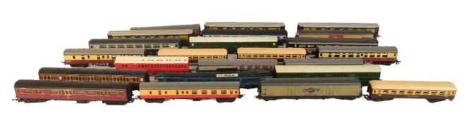 MODEL RAILWAY - COLLECTION OF OO / HO GAUGE COACHES