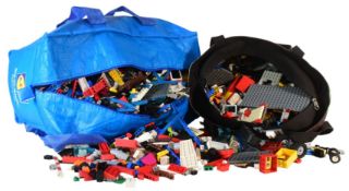 LEGO - LARGE COLLECTION OF LOOSE BRICKS & STAR WARS 7113 SET