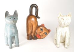 THREE LATE 20TH CENTURY CARVED WOODEN CAT FIGURES / DOORSTOPS
