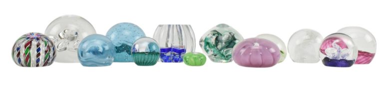 ASSORTED GLASS PAPERWEIGHTS INCLUDING J DEACONS, CAITHNESS & METTE ANDERSEN