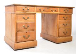 VICTORIAN 19TH CENTURY OAK PEDESTAL WRITING DESK