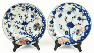 TWO QING KANGXI PERIOD CHINESE IMARI CHARGERS 清 康熙伊万里盘一对