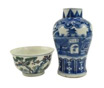 TWO 19TH/20TH CENTURY PORCELAIN PIECES 19/20世纪青花瓶和斗彩杯