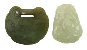 TWO PIECES OF CHINESE JADE PENDANTS 玉佩一组两件