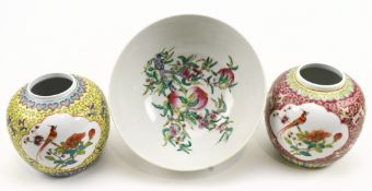 COLLECTION OF THREE 2OTH CENTURY FAMILLE ROSE PIECES 二十世纪粉彩罐和盌一组