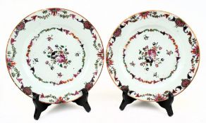 PAIR OF QING QIANLONG PERIOD FAMILLE ROSE PORCELAIN PLATES 清 乾隆粉彩花卉盘一对
