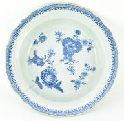 LARGE 18TH CENTURY BLUE AND WHITE SERVING DISH 乾隆 青花花卉大盘