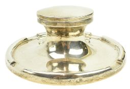 20TH CENTURY GEORGE V HALLMARKED SILVER CAPSTAN INKWELL