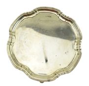 A GEORGE V HALLMARKED SILVER SALVER TRAY