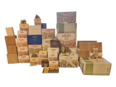 LARGE COLLECTION OF LATE 20TH CENTURY DAVID WINTER COTTAGES