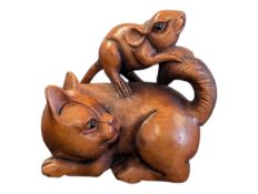 EARLY 20TH CENTURY JAPANESE WOODEN CAT & MOUSE NETSUKE