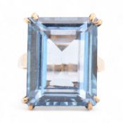 9CT GOLD & SYNTHETIC SPINEL COCKTAIL RING