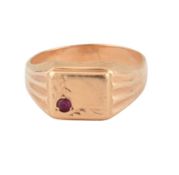 AN 18CT GOLD & RUBY SIGNET RING