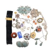 AN ASSORTMENT OF ANTIQUE & VINATGE JEWELLERY