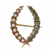 1920S GOLD PEARL & GREEN STONE VICTORY LAUREL WREATH BROOCH