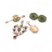9CT GOLD GARNET PENDANT, CAMEO PENDANT, TWIN HEART BROOCH & SCARAB BROOCH