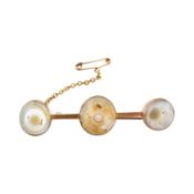 LATE VICTORIAN ROSE GOLD & AGATE THREE-STONE BROOCH PIN