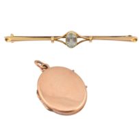 15CT GOLD AQUAMARINE BROOCH & A GOLD LOCKET