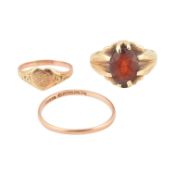 HALLMARKED 9CT GOLD & GARNET RING, BAND & A SIGNET RING
