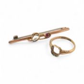 9CT GOLD BAR BROOCH & 9CT GOLD RING