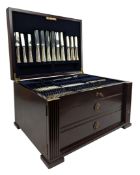 NEWBRIDGE - MAHOGANY CASED 12 PEOPLE SILVER PLATED CANTEEN OF CUTLERY