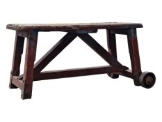 20TH CENTURY RED PAINTED WOODEN GARDENING STOOL