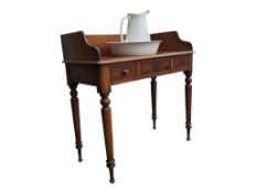 19TH CENTURY VICTORIAN MAHOGANY WASHSTAND TABLE