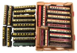 MODEL RAILWAY - COLLECTION OF OO GAUGE COACHES