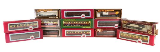 MODEL RAILWAY - COLLECTION OF OO GAUGE ROLLING STOCK COACHES