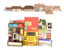 MODEL RAILWAY - COLLECTION OF TRACKSIDE BUILDINGS & ACCESSORIES